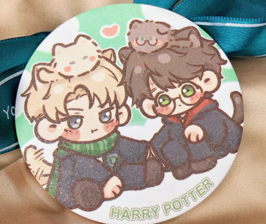 Produits dérivés Harry Potter, porte-clés et badge en résine Harry et Malfoy
